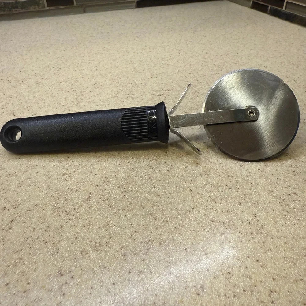 EKCO Pizza Cutter Stainless Steel Wheel Black‎ Textured Handle with Finger Guard